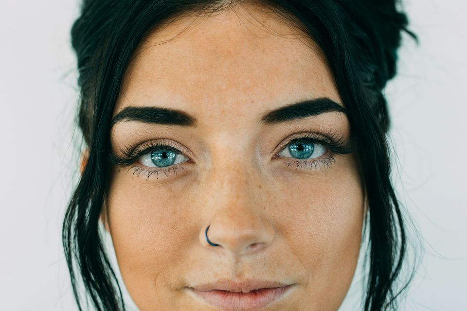 Close do rosto de uma mulher de olhos fechados, pele natural